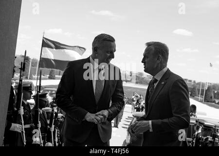 Le secrétaire américain de la Défense par intérim Patrick M. Shanahan se réunit avec le Ministre autrichien de la Défense Mario Kunasek au Pentagone à Washington, D.C., le 10 avril 2019. Banque D'Images