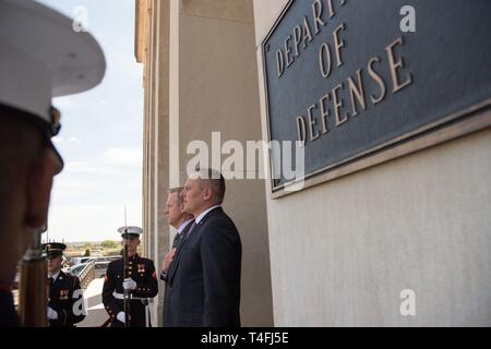 Le secrétaire américain de la Défense par intérim Patrick M. Shanahan se réunit avec le Ministre autrichien de la Défense Mario Kunasek au Pentagone à Washington, D.C., le 10 avril 2019. Banque D'Images