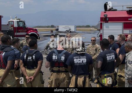 U.S. Air Force, le Général Andrew Croft, 12e commandant de l'Armée de l'air, parle avec les membres de la 612e Escadron de la base aérienne, le 7 avril 2019, à la base aérienne de Soto Cano, au Honduras. Croft et maître-chef du Commandement de la Sgt. John Tempêtes, 12ème chef du commandement de la Force aérienne, a visité les membres affectés à la Force opérationnelle - Bravo et 612e Escadron de la base aérienne d'accueillir un hôtel de ville et de rencontrer les dirigeants de l'unité. Banque D'Images