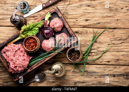 Matières de la viande hachée avec des épices.La viande hachée avec les ingrédients pour la cuisson Banque D'Images