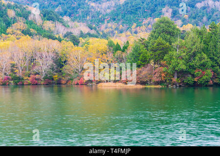 Vue sur lac Yunoko en saison d'automne au parc national de Nikko, Nikko, Tochigi, au Japon. Banque D'Images