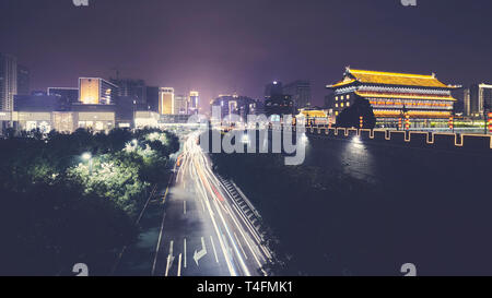 Xian skyline avec mur de la ville la nuit, couleur tonique photo, Chine. Banque D'Images