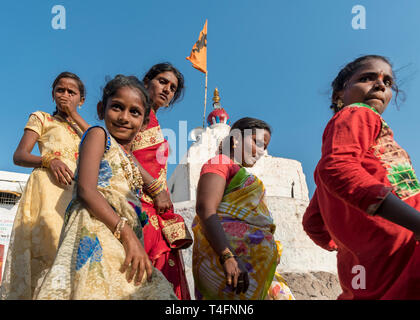 Groupe de femmes indiennes visiter Anjana Matha Temple, Anjanadri Hill, Hampi, Inde Banque D'Images