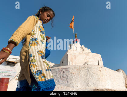 Jeune fille visites Anjana Matha Temple, Anjanadri Betta, Hampi, Inde Banque D'Images