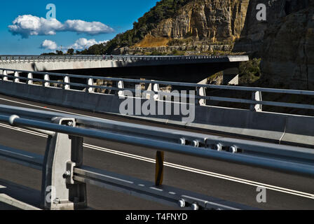 Le Sea Cliff Bridge Illawarra, NSW, Australie, qui serpente le long du littoral falaise de charbon Banque D'Images