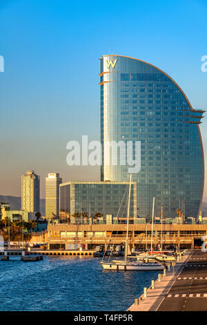 Moll de Llevant marina avec W Barcelona hotel en arrière-plan, Barcelone, Catalogne, Espagne Banque D'Images