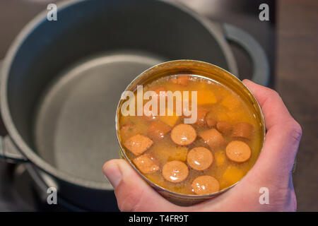 Les soupes en conserve est chauffé dans un pot Banque D'Images