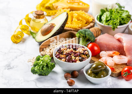 Régime méditerranéen - Notion - viande, poisson, fruits et légumes Banque D'Images