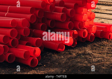 Les tuyaux d'égout en plastique sur le site de construction pour la réparation du système empilés et prête à être installée. Banque D'Images