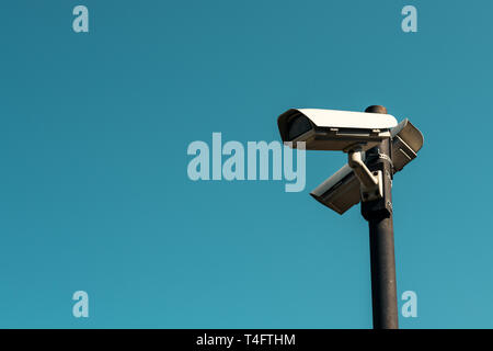 Des caméras de sécurité avec ciel bleu en arrière-plan, la surveillance et la protection de la propriété privée de la technologie Banque D'Images