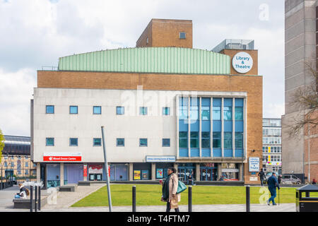 Bibliothèque de Luton Theatre en face d'un ciel couvert Banque D'Images