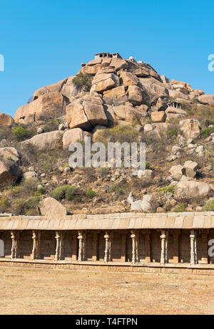 Matanga Hill vu de Temple Achyutaraya, Hampi, Inde Banque D'Images