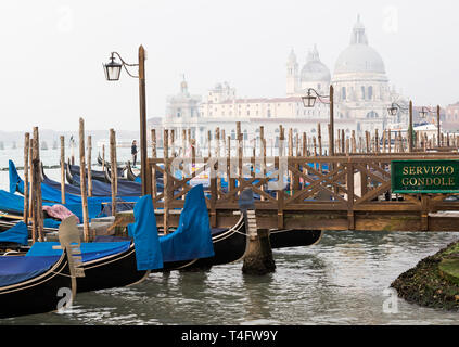 Jetée de gondole et Basilica di Santa Maria della Salute, Traghetto Molo Gondole, Venise, Italie, Europe Banque D'Images