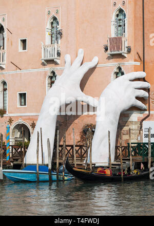 L'appui par Lorenzo Quinn, mains géantes passer de l'eau à l'appui de Ca' Sagredo Hotel, Grand Canal, Venise, Italie Banque D'Images