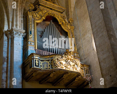 Todi Ombrie Italie. Cathédrale intérieur ou Duomo de Santa Maria Annunziata. Vue sur l'orgue à tuyaux. Banque D'Images