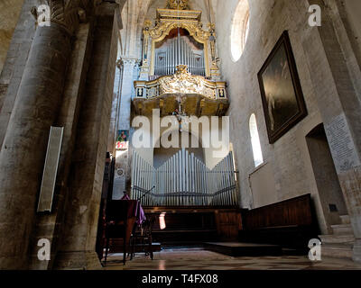 Todi Ombrie Italie. Cathédrale intérieur ou Duomo de Santa Maria Annunziata. Vue sur l'orgue à tuyaux. Banque D'Images