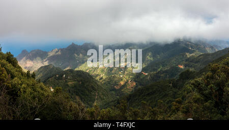 Une magnifique vue sur les montagnes très haut sous le nuage à partir de Pico Ingles Mirador dans le Parque Rural de Anaga park, TF-12 Tenerife, Espagne Banque D'Images