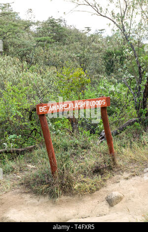 Être au courant des crues éclair signe en Njorowa Lo gorge, Hells Gate National Park, Kenya Banque D'Images