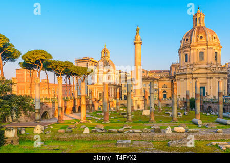 Voir sur le Forum de Trajan à Rome, en Italie pendant le lever du soleil. Les bâtiments anciens et de colonnes romaines Banque D'Images