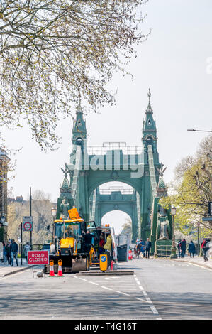 Hammersmith Bridge fermé à la circulation routière pour la réparation de la structure d'urgence en avril 2019. Vue du nord au sud. Banque D'Images