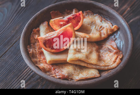 Crêpes Suzette avec des tranches d'orange sanguine sur la plaque Banque D'Images