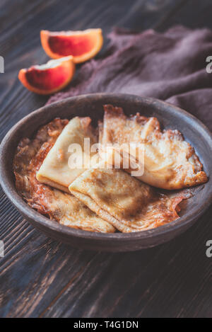 Crêpes Suzette avec des tranches d'orange sanguine sur la plaque Banque D'Images