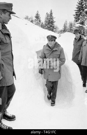 Le prince grec Constantin de Grèce visites la première division de montagne allemand troopers de Mittenwald le 16 janvier en 1963. La photo montre le prince héritier de Grèce (M) en laissant un igloo. Dans le monde d'utilisation | Banque D'Images