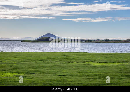 Vue du séjour se déroulera à distance Skutustadagigar zone situé sur le reste des terres humides de la région du lac Myvatn en Islande Banque D'Images