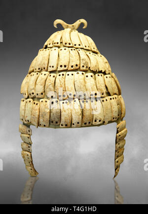 Boar's tusk helmet à joue les protections et l'os double crochet du haut. Tombe 515 Mycènes, la Grèce. 14e et 15e siècle avant J.-C.. Musée National Archéologique, ale Banque D'Images