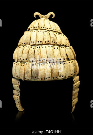 Boar's tusk helmet à joue les protections et l'os double crochet du haut. Tombe 515 Mycènes, la Grèce. 14e et 15e siècle avant J.-C.. Musée National Archéologique, ale Banque D'Images