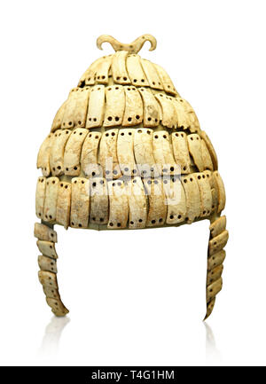 Boar's tusk helmet à joue les protections et l'os double crochet du haut. Tombe 515 Mycènes, la Grèce. 14e et 15e siècle avant J.-C.. Musée National Archéologique, ale Banque D'Images