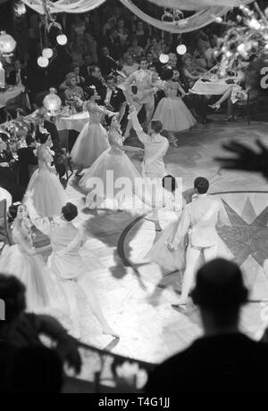 Le traditionnel bal Paré a lieu à Munich. La photo montre des danseurs de ballet du Théâtre 'am Gärtnerplatz' danser la valse de l'empereur (non daté de 1963) photo d'archive. Dans le monde d'utilisation | Banque D'Images