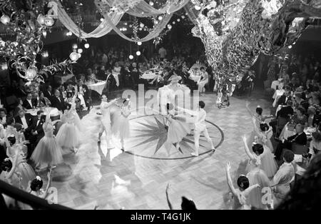 Le traditionnel bal Paré a lieu à Munich. La photo montre des danseurs de ballet du Théâtre 'am Gärtnerplatz' danser la valse de l'empereur (non daté de 1963) photo d'archive. Dans le monde d'utilisation | Banque D'Images