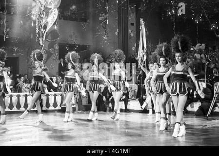 À l'occasion du 70e anniversaire de la société 'Carnaval' Narhalla de Munich, le "Prinzengarde", d'un carnaval garde, participe à de nombreux événements. La photo montre la garde sur scène (photo d'archives non datée de 1963). Dans le monde d'utilisation | Banque D'Images