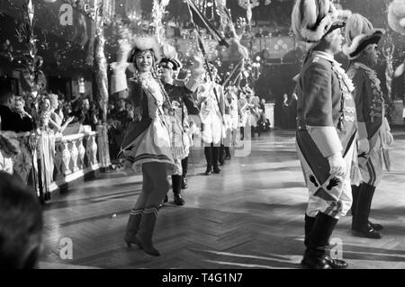 À l'occasion du 70e anniversaire de la société 'Carnaval' Narhalla de Munich, d'un gala a lieu le 22 janvier en 1963, dans lequel les sociétés de carnaval de toute l'Allemagne n'y participer. La photo montre le "Funkenmariechen" de Cologne en marchant. Dans le monde d'utilisation | Banque D'Images