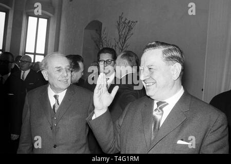 L'Association bavaroise des villes à Augsbourg est titulaire d'une assemblée plénière le 17 janvier en 1963. La photo montre ministre président Alfons Goppel (r) et un homme qui n'est pas identifié. Dans le monde d'utilisation | Banque D'Images