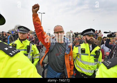 Un manifestant est arrêté au cours de la deuxième journée de protestation d'une rébellion d'extinction sur Waterloo Bridge à Londres. Banque D'Images