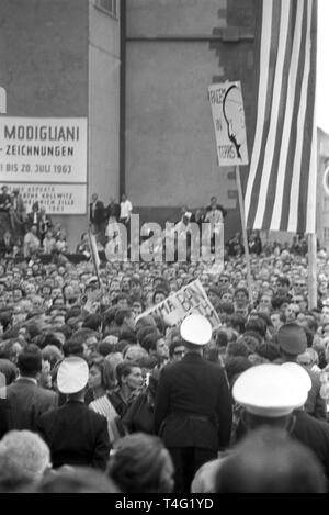 John F. Kennedy adressée la foule en face de l'Roemer - l'hôtel de ville historique - le 25 juin 1963 à Francfort. Dans le monde d'utilisation | Banque D'Images