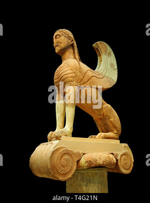 Grand Sphinx de Naxos assis sur une colonne ionique vers 560 av. J.-C. Musée archéologique de Delphes. Banque D'Images