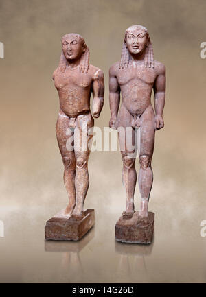 Kouros Statues de la période Archaïque. Début du 6 ch. B.C. (vers 580 avant J.-C.) connu comme Kleovis et Biton, les deux garçons qui ont poussé sa mère héroïquement Banque D'Images