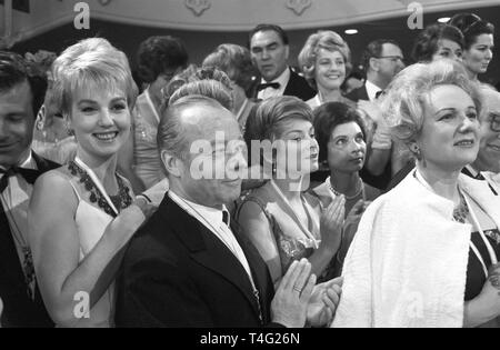 Le traditionnel bal Paré a lieu à Munich. La photo montre (l-r) Mylène Demongeot, Heinz Rühmann, Ruth Leuwerik, Agnes Fink et Vera Kalman, d'être vu dans l'arrière-plan Max Schmeling (l) et Maria Schell (r) (photo d'archives non datée de 1963). Dans le monde d'utilisation | Banque D'Images