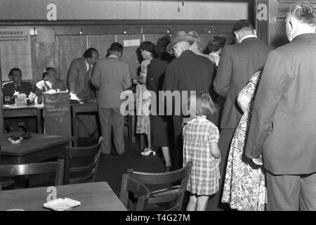 Les élections générales au Bundestag allemand 1953 - bureau de vote de Francfort | dans le monde d'utilisation Banque D'Images