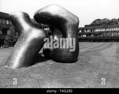 Chancellerie sur Bonn avec un sclpture célèbre de l'artiste britannique Henry Moore à l'avant. Dans le monde d'utilisation | Banque D'Images