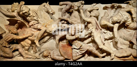 Reliefs grecs d'une bataille sur Alexandre le Grand (Alexandre III de Macédoine )4e 100 BC. Sarcophage vêlé de Pentelic en du R Banque D'Images