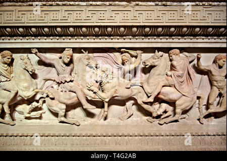 Relief grec d'une chasse aux lions sur Alexandre le Grand (Alexandre III de Macédoine )4e 100 BC. Sarcophage vêlé de Pentelic Marble de th Banque D'Images