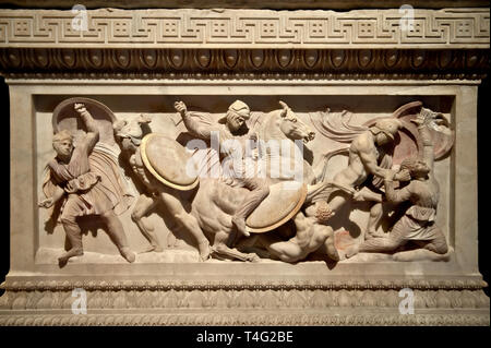 Reliefs grecs d'une bataille sur Alexandre le Grand (Alexandre III de Macédoine )4e 100 BC. Sarcophage vêlé de Pentelic en du R Banque D'Images