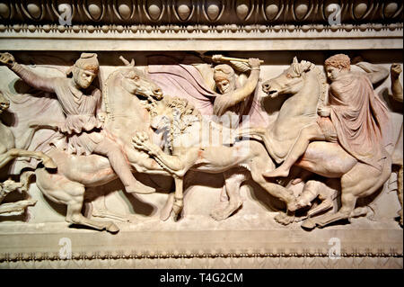 Reliefs grecs d'une bataille sur Alexandre le Grand (Alexandre III de Macédoine )4e 100 BC. Sarcophage vêlé de Pentelic en du R Banque D'Images