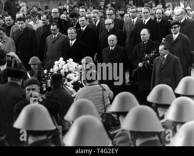 Le chancelier allemand Willy Brandt (4e de droite, derrière couronne) et le ministre des affaires étrangères de la RDA Otto Winzer (r, à côté de Brandt) participer à une cérémonie de dépôt de l'ancien camp de concentration de Buchenwald, à l'occasion du sommet d'Erfurt le 19 mars en 1970. Dans le monde d'utilisation | Banque D'Images