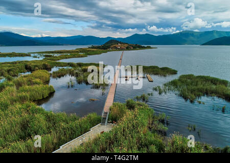 Vue aérienne de l'île d'Agios Achilios, dans le lac de Prespes petit, le nord de la Grèce Banque D'Images