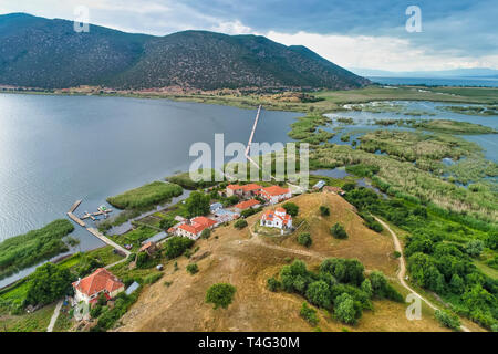 Vue aérienne de l'île d'Agios Achilios, dans le lac de Prespes petit, le nord de la Grèce Banque D'Images